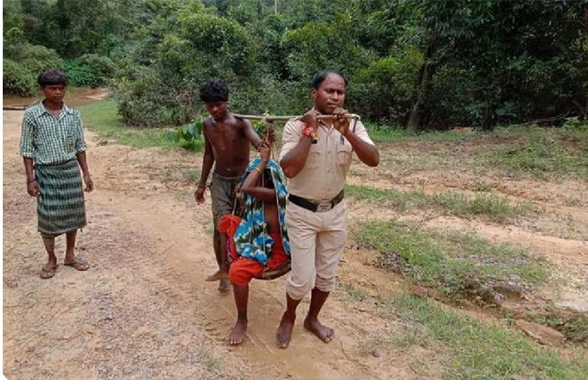 पुलिस का मानवीय चेहरा आया सामने, महिला को बीहड़ जंगल से पालकी में लेकर पहुंचे वाहन तक