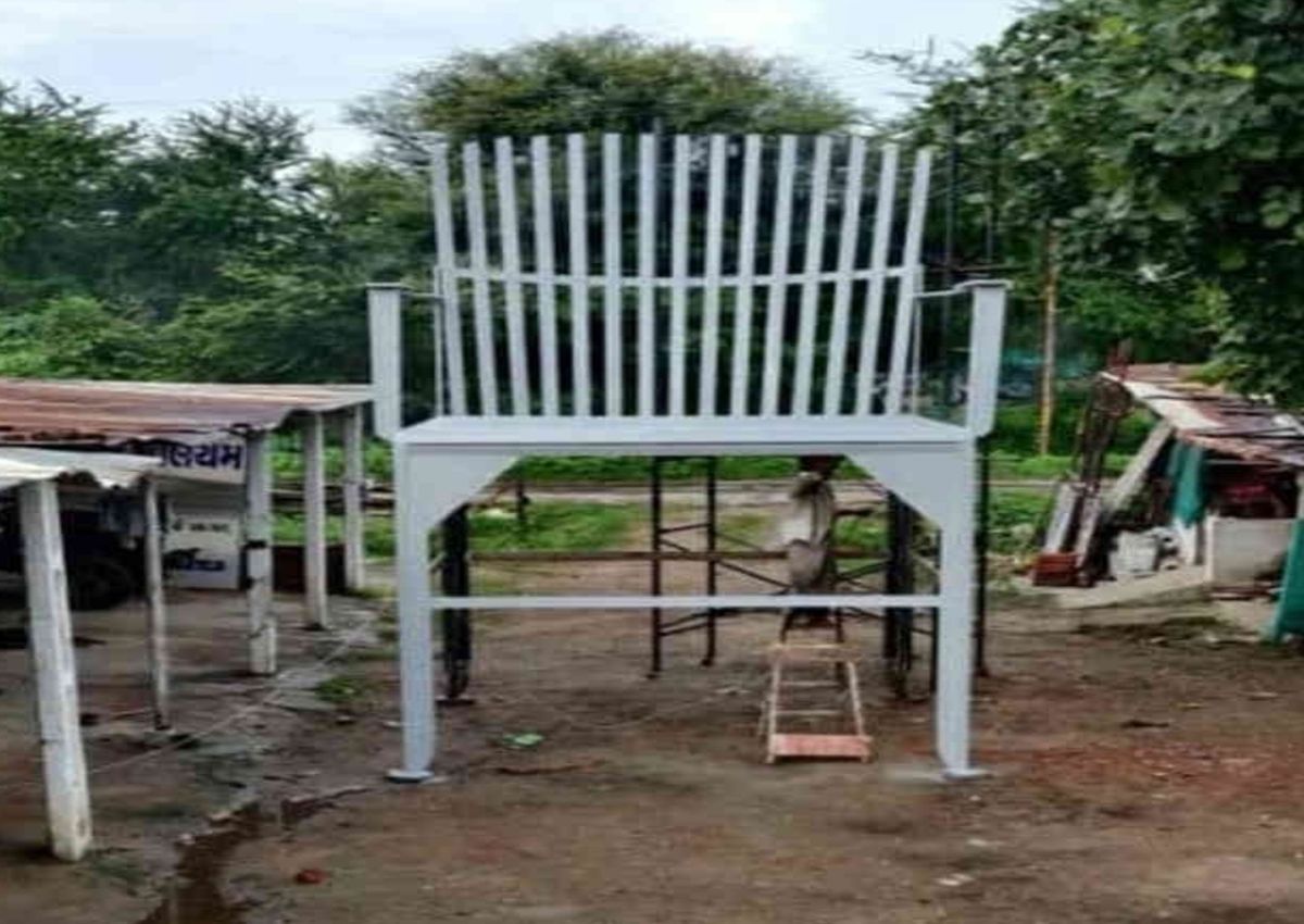 किसान ने बनाई 20 फीट की कुर्सी
