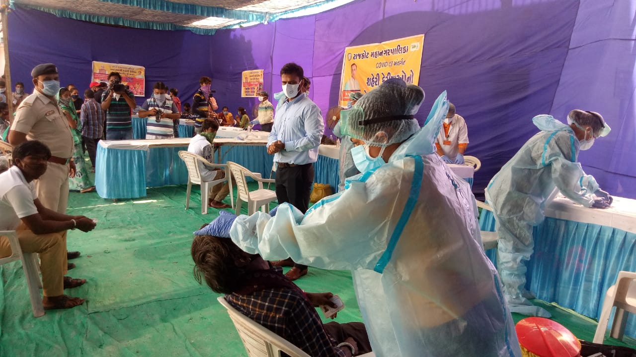 Gujarat: गुजरात में कोरोना के 1073 नए मामले, संक्रमित मरीजों की संख्या 66 हजार पार