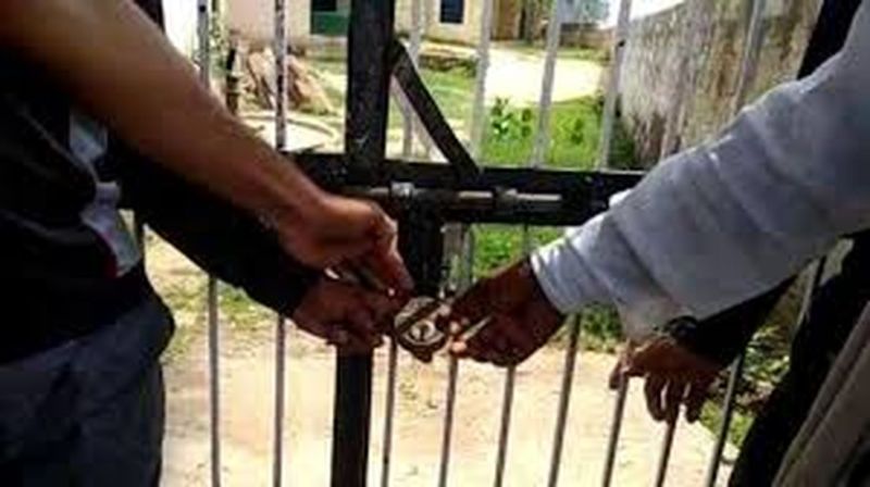 लग रहे ताले, बिक रहे शिक्षालय