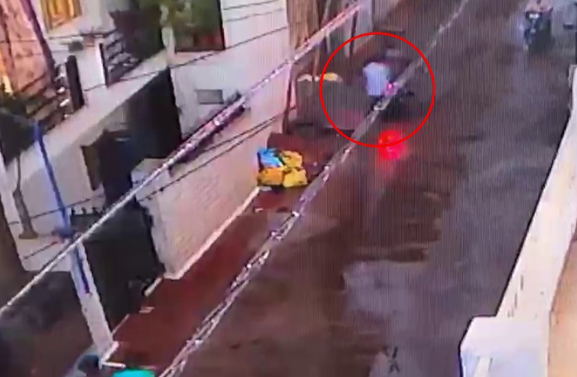 पड़ोसी बच्चे का अपहरण कर भाग रहा था टीचर, CCTV में देखिए कैसे दिया वारदात को अंजाम