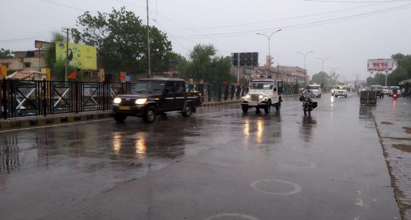 थार में बरसे मेघ, पहले आंधी फिर बारिश