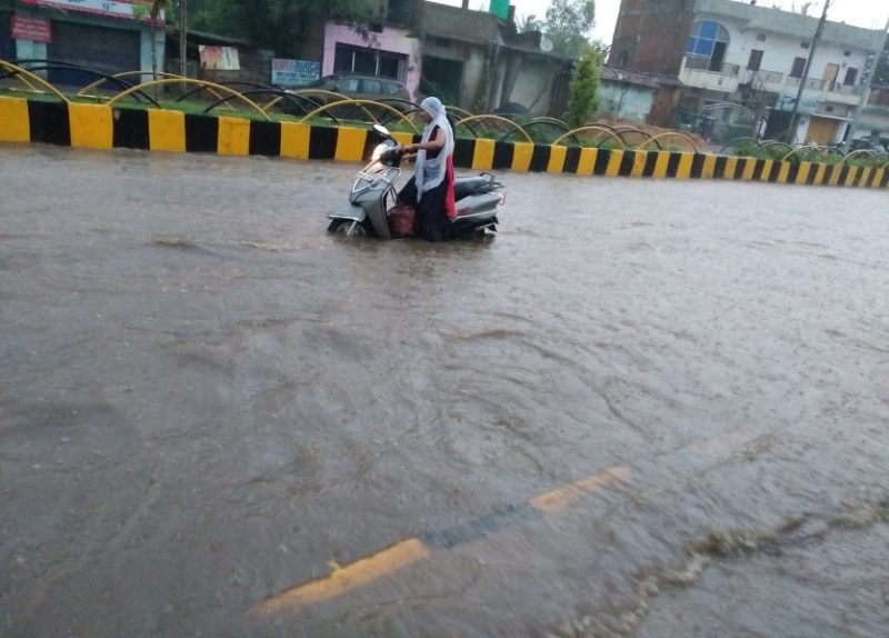 100 करोड़ के रिंग रोड पर ड्रेनेज सिस्टम का बुरा हाल, तालाब बन जाती है सडक़, घरों में घुस रहा बारिश का पानी