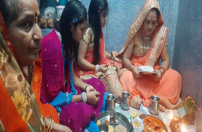 सोलह शृंगार में सजी महिलाओं ने शिव-पार्वती से मांगा अखंड सुहाग का वरदान