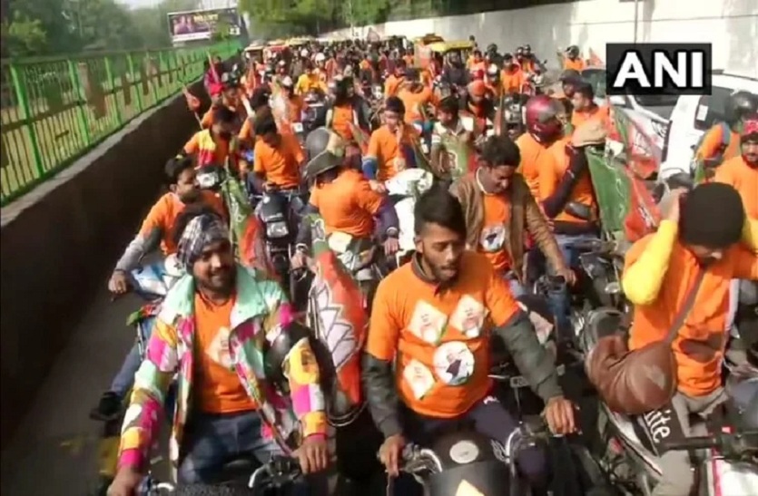 राम मंदिर भूमि पूजन पर जश्न में बाइक रैली, झड़प में 14 घायल, कर्फ्यू लगाया
