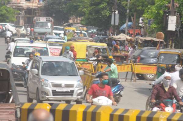 अचलेश्वर मार्ग पर लगा जाम