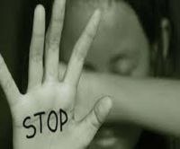 पत्नी पर संदेह करने वाले पति ने नाबालिग पुत्रियों को दिखाए अश्लील वीडियो दिखाए