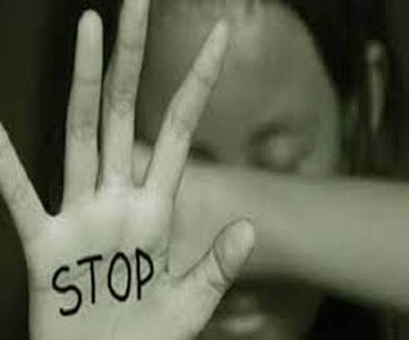 पत्नी पर संदेह करने वाले पति ने नाबालिग पुत्रियों को दिखाए अश्लील वीडियो दिखाए