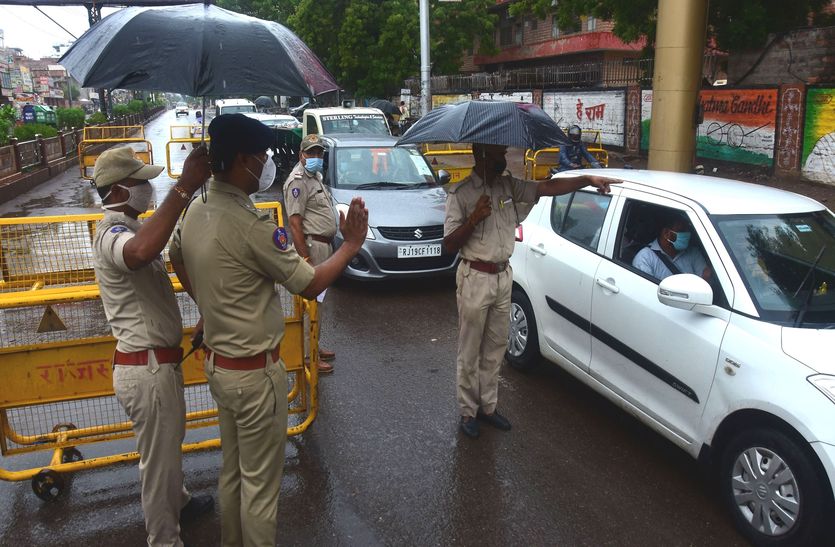 इक्का-दुक्का वाहन, सुनसान सड़कें, नाकों पर पुलिस