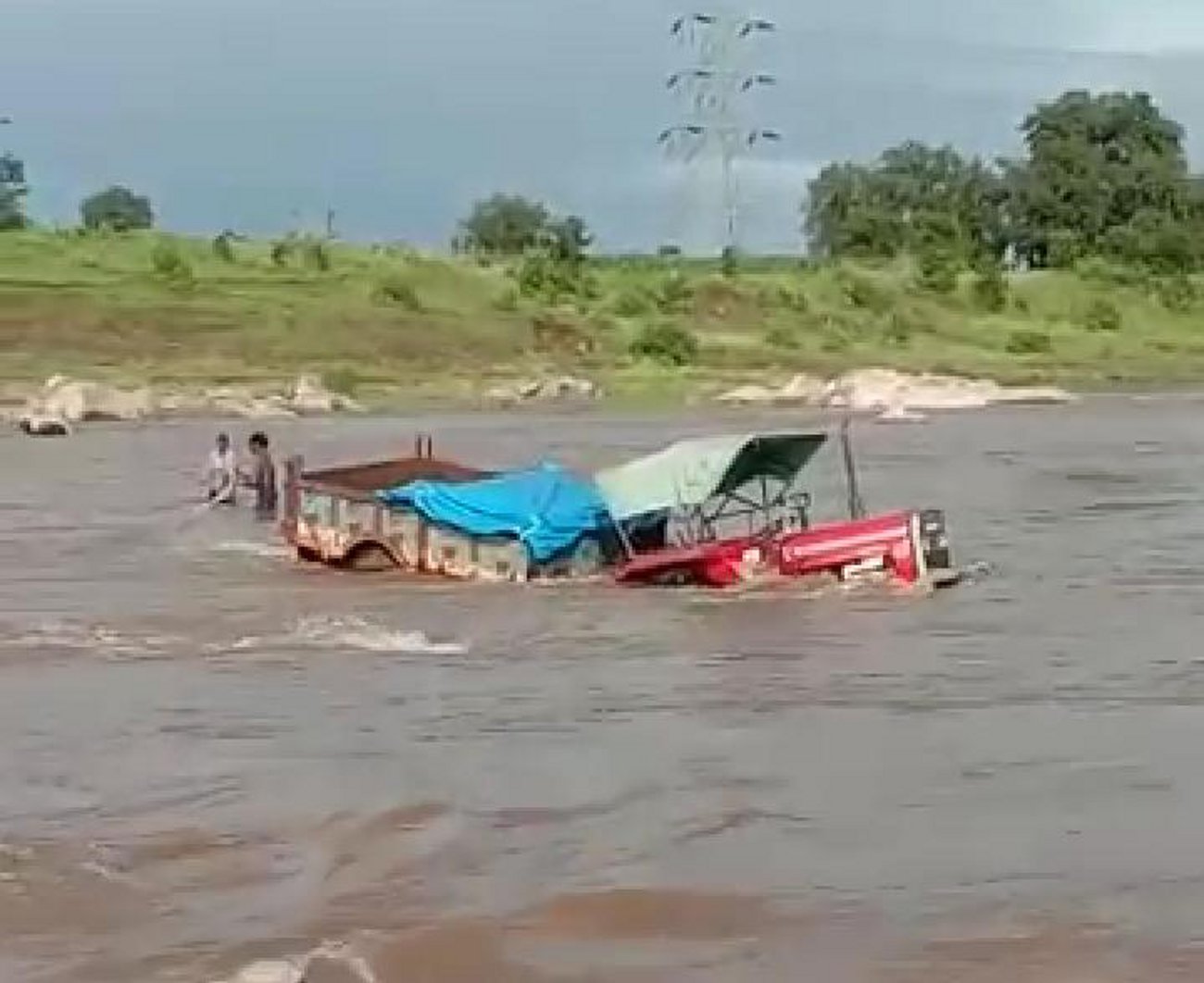 ताप्ती नदी में टै्रक्टर फंस गया