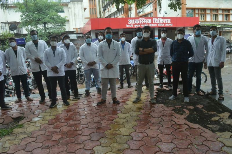 साहब! दो छात्राएं कोरोना पॉजिटिव हो गईं...हम तो सिर्फ मास्क-पीपीई किट मांग रहे हैं, आप वह भी नहीं दे रहे