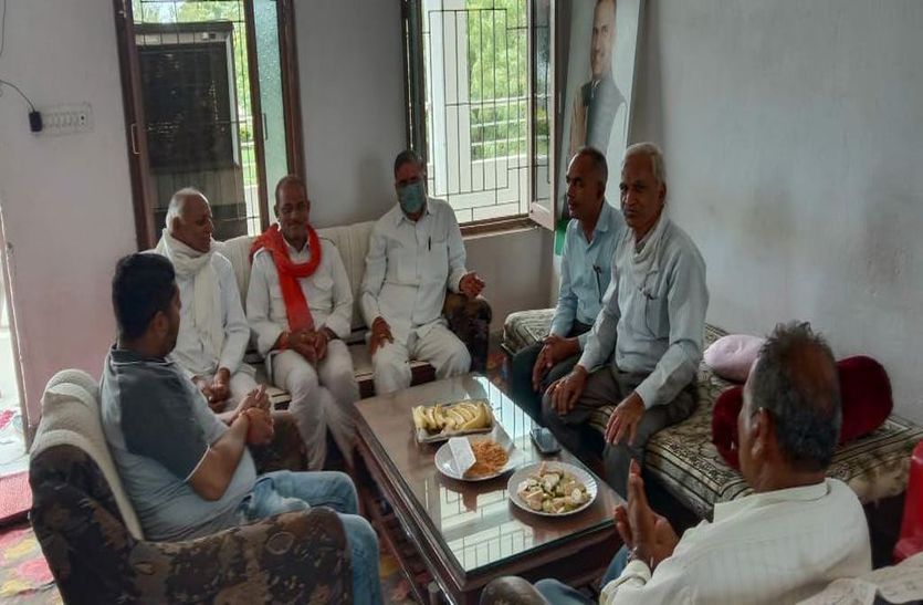मंगलवाड़ में रविवार दोपहर कार्यकर्ताओं से चर्चा करते बड़ीसादड़ी के भाजपा विधायक ललित ओस्तवाल। 