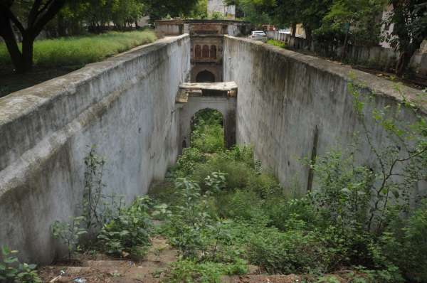 सिटी सेंटर शारदा विहार कॉलोनी स्थित बावड़ी