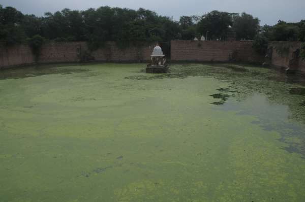 किला स्थित सूरजकुंड