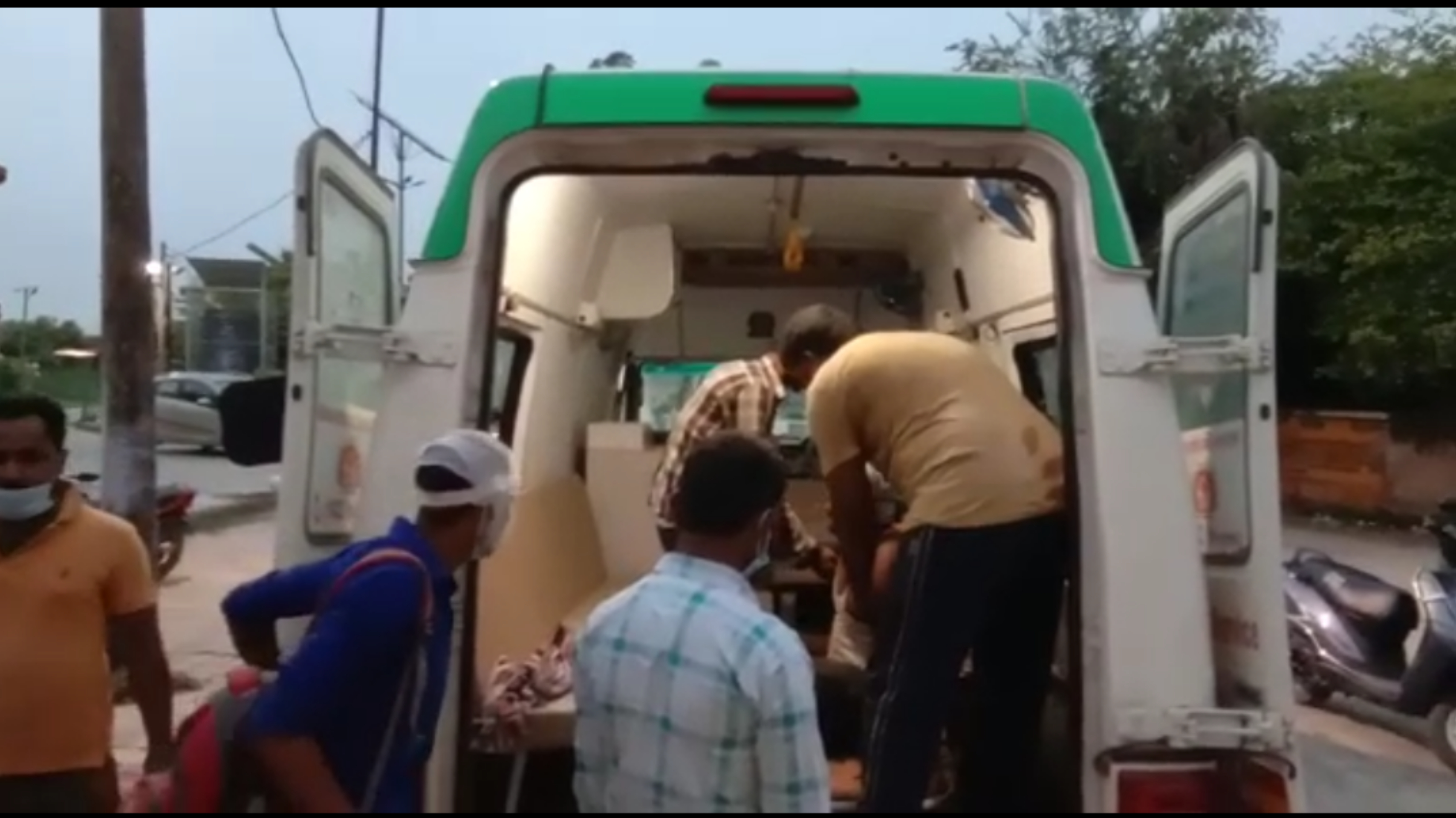 लखनऊ कानपुर राष्ट्रीय राजमार्ग पर रोडवेज बस और ट्रक की टक्कर में चालक की मौत, दो दर्जन से ज्यादा घायल