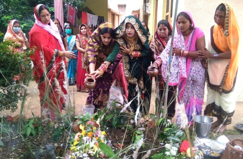 कमरछठ व्रत: संतान की लंबी आयु के लिए माताओं ने रखा निर्जला व्रत, सगरी बनाकर की शिव-पार्वती की पूजा