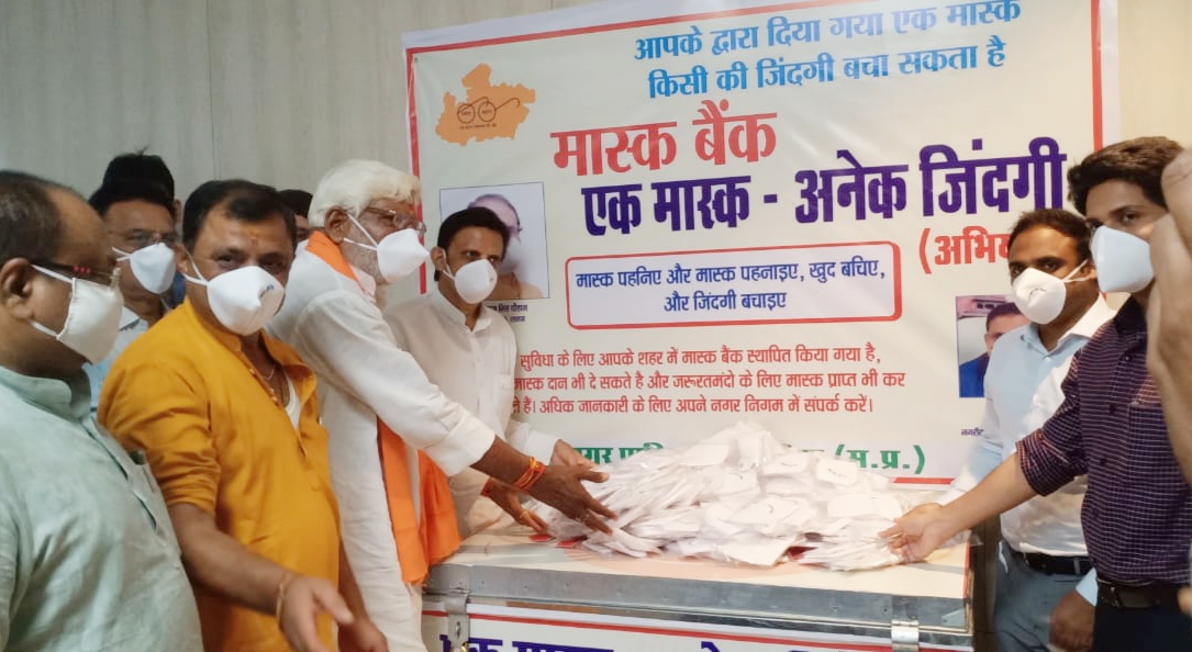 MLA handed over 40 thousand masks, one lakh masks to district administ