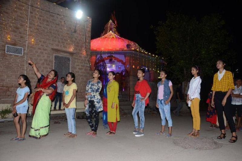 देर रात चंद्रोदय हुआ तो खिल उठे व्रती महिलाओं के चेहरे