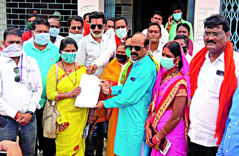 The beneficiaries wandering for the installment of the Pradhan Mantri Awas Yojana, the last installment was not found to be surrounded by the District CEO…