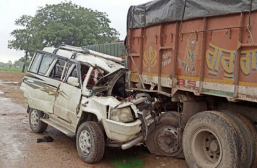 पश्चिम बंगाल से मजदूरों को लेकर महाराष्ट्र जा रही सूमो खड़े ट्रक टकराई, 4 लोगों की दर्दनाक मौत