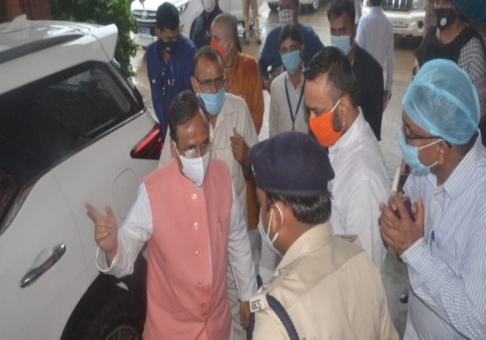 Deputy CM in Agra : COVID-19 की समीक्षा करने पहुंचे उपमुख्यमंत्री डॉ दिनेश शर्मा की तबीयत अचानक बिगड़ी, नाक से निकलने लगा खून
