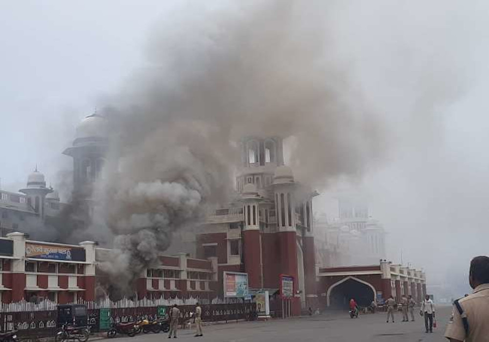 चारबाग स्टेशन पर लगी आग, बुरी तरह जल गया एटीएम, मची अफरातफरी