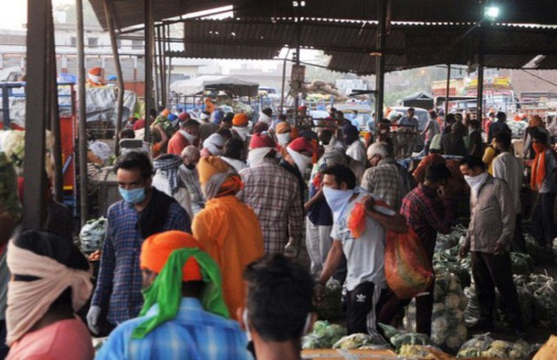 न मास्क और न ही दिख रही दो गज की दूरी, बाजारों में लोग उड़ा रहे नियमों की धज्जियां