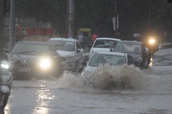 ग्वालियर आकाशवाणी मार्ग से लोग बारिश में गंतव्य को जाते हुए