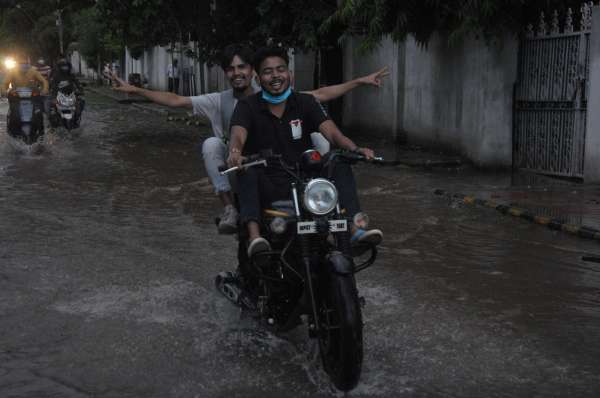 बारिश होने से मौसम हुआ रंगीन युवा मस्ती करते हुए आए नजर