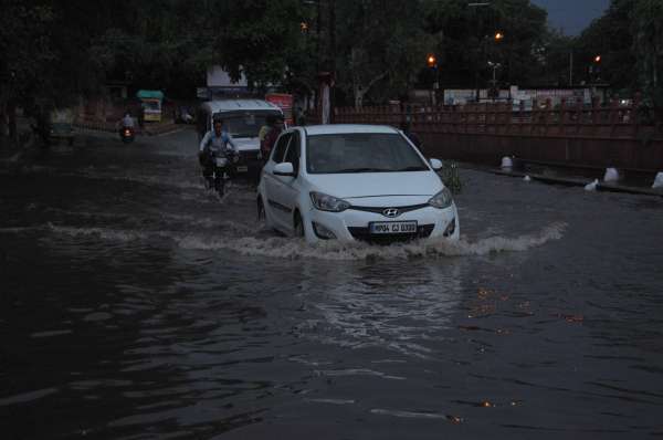 रानी लक्ष्मी बाई समाधि स्थल के सामने भरा बारिश का पानी