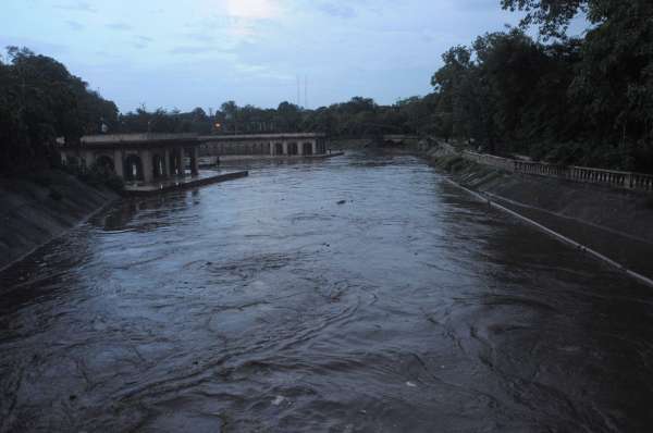 तेज बारिश की वजह से स्वर्ण रेखा नदी आई उफान पर