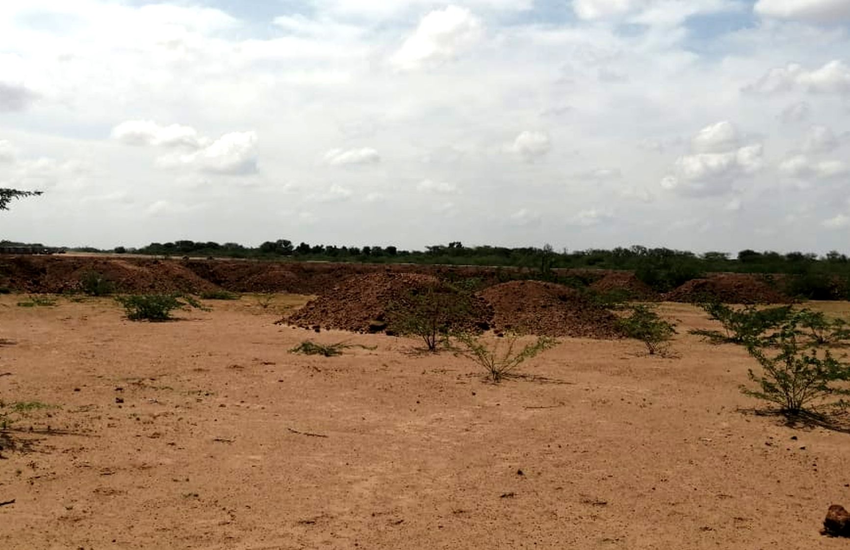चारागाह के लिए आरक्षित भूमि पर डाल दी रेत, ग्रामीणों ने जताया ऐतराज