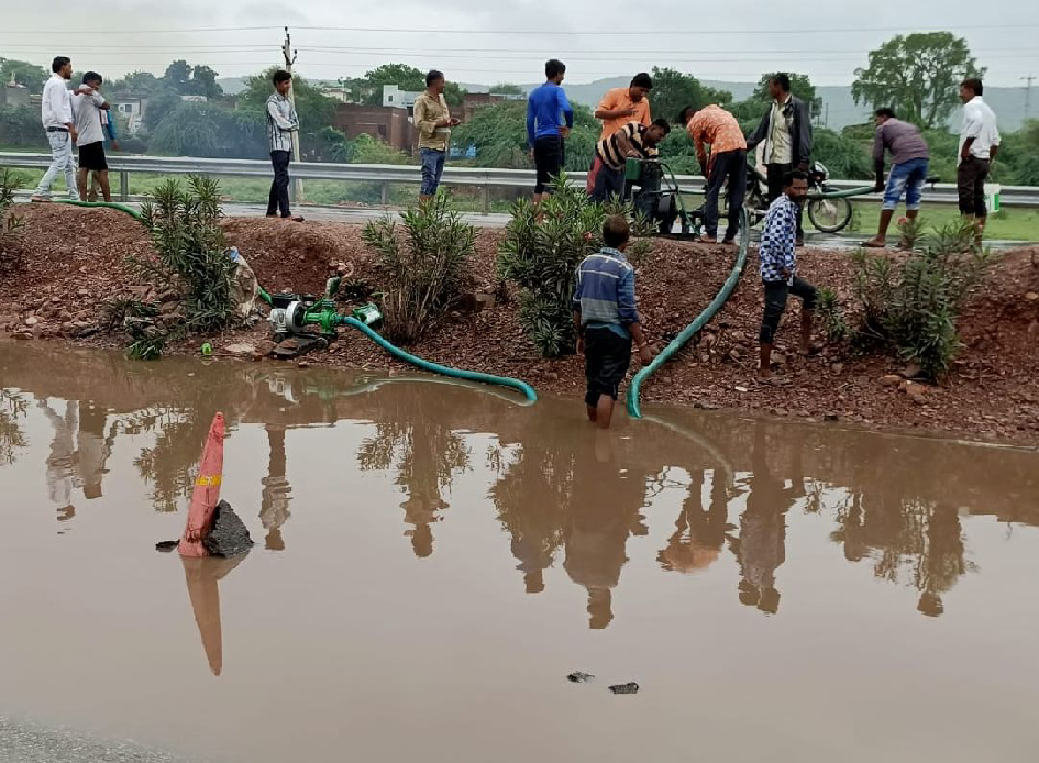 तालाब गांव बायपास पर भरे पानी को डीजल पंप से निकालने का प्रयास
