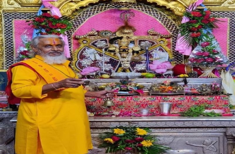 मण्डफिया स्थित कृष्णधाम सांवलियाजी मंदिर में जन्माष्टमी पर भगवान की श्ऱृंगारिता प्रतिमा के समक्ष आरती करते पुजारी।