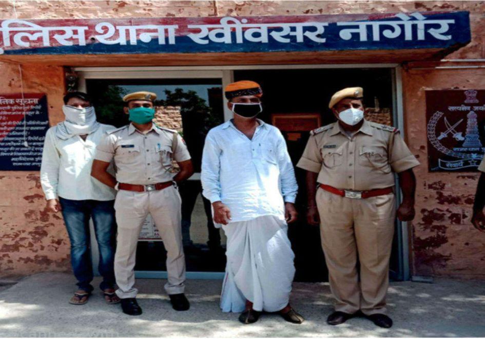SI KesarSingh going to village carrying 11.36 lakhs of bribe, arrested