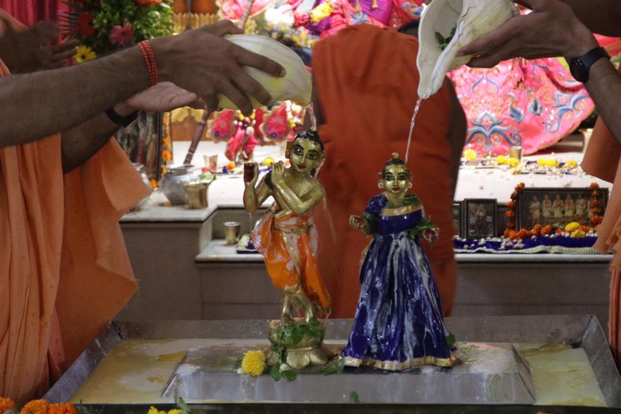 कोरोना पर भारी रहा कण-कण में कान्हा का जन्मोत्सव