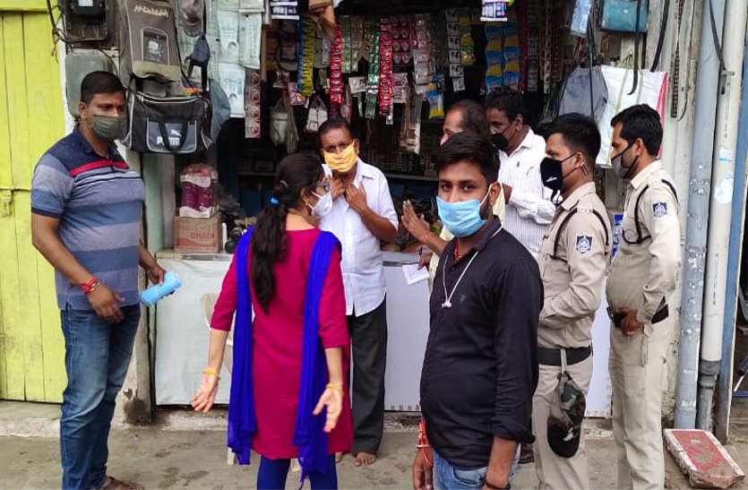 Shopkeepers fined for the first time under a mask many lives campaign