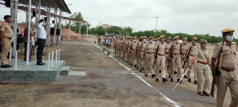 सोशल डिस्टेंस और मास्क पहनकर स्वतन्त्रता दिवस की अंतिम रिहर्सल