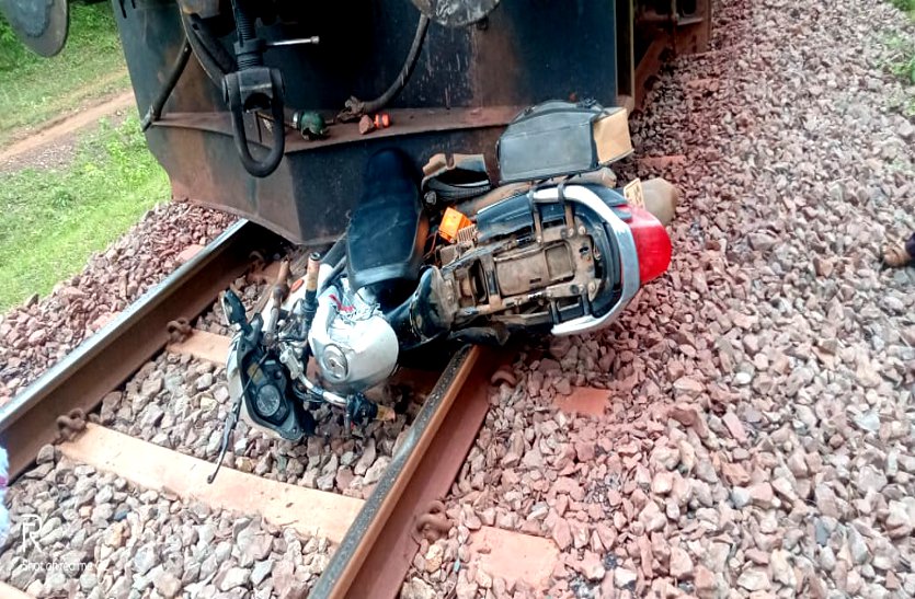 रेलवे पटरी में फंस गई बाइक, सामने से मौत बनकर आ गई मालगाड़ी, लोगों के सामने जिंदा दो टुकड़ों में कट गया ठेकदार