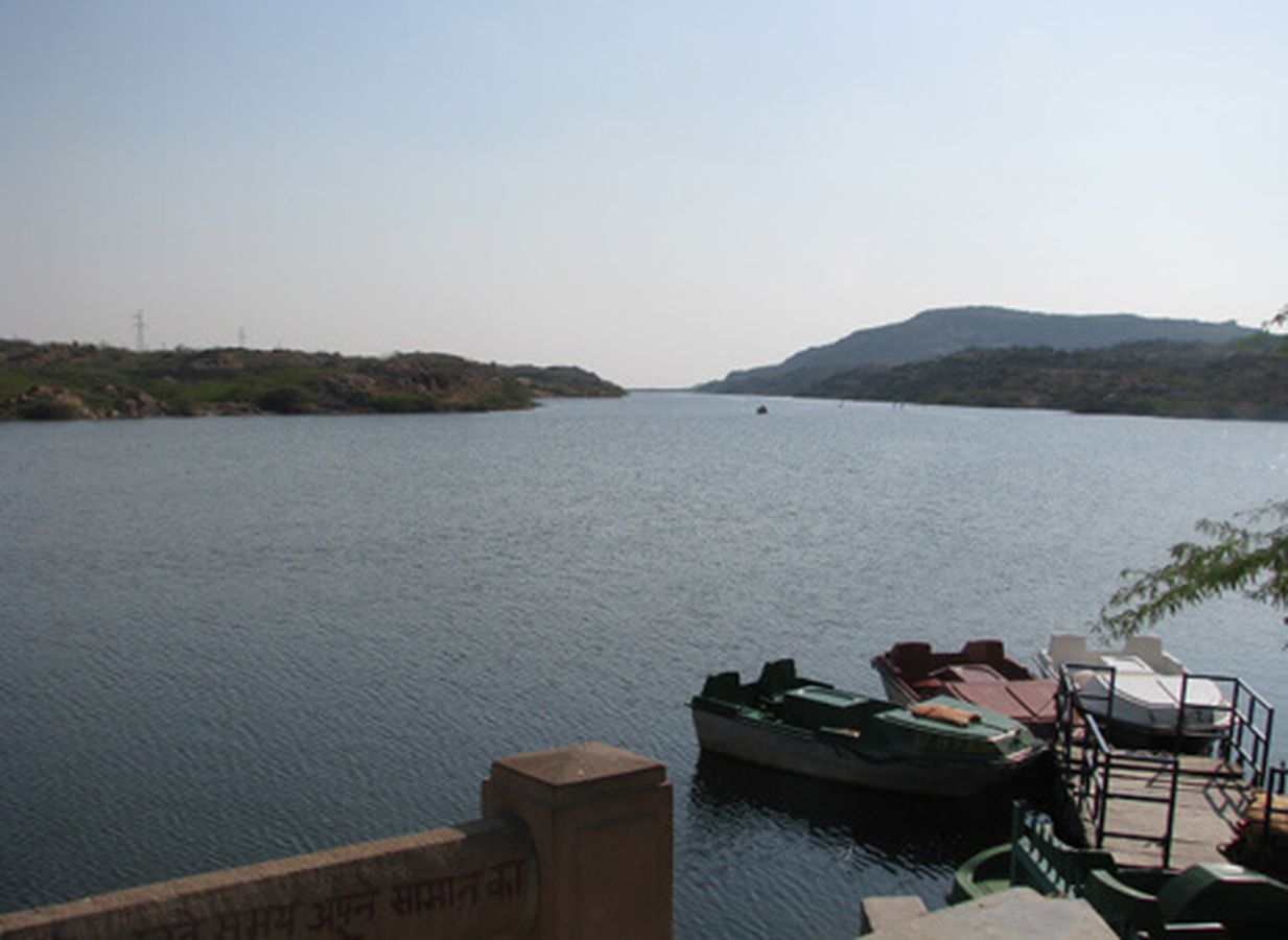 नहाने के लिए झील में उतरा युवक डूबा