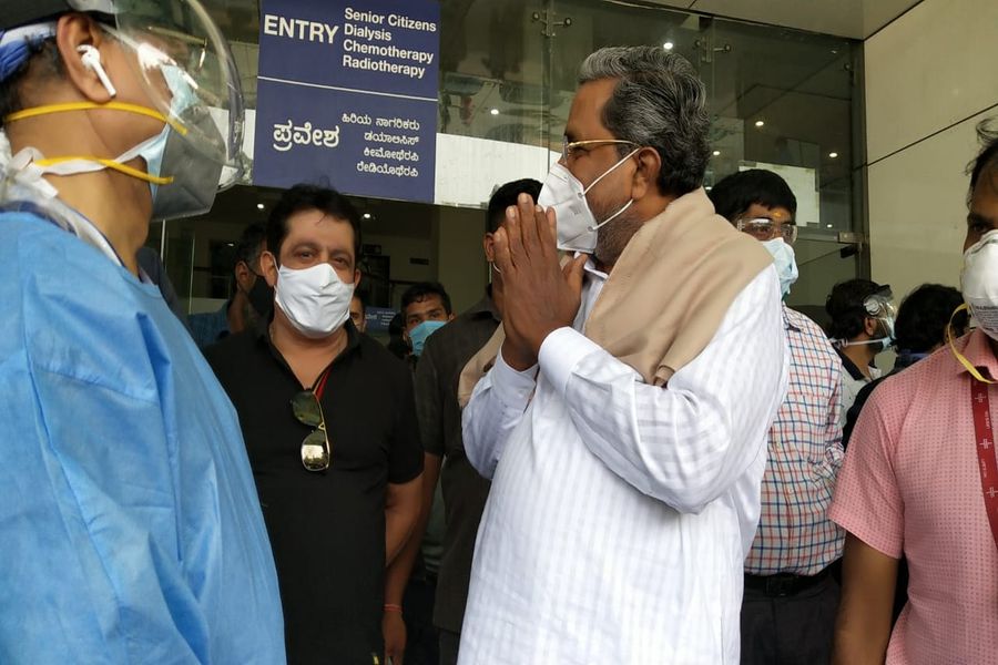 siddharamaiah_coming_from_hospital.jpg