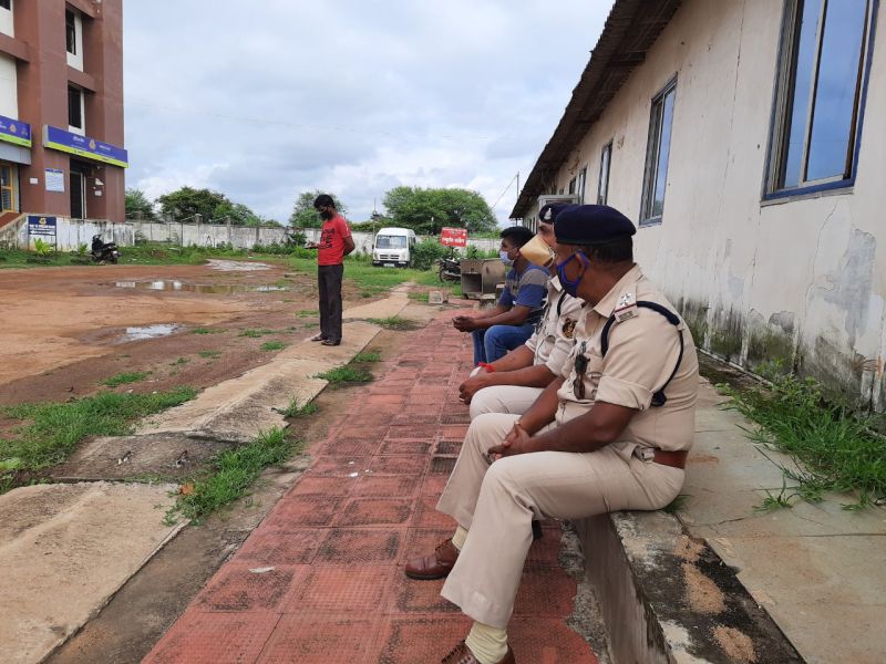 कोविड केयर संटर में कोरोना मरीज पानी को तरसे, खाना भी नहीं मिला, तो सेंटर छोड़ बाहर निकले