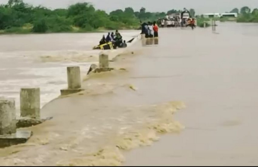 Ahmedabad News : पुल से नदी में गिरा डंपर, छह जनों को बचाया