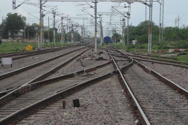 ग्वालियर रेल की पटरीओं से चोरी हो रहे हैं लोहे के तोड़े