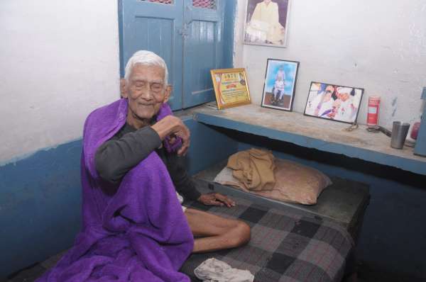 ग्वालियर इशारों में अपनी पीड़ा बताते हुए स्वतंत्रता सेनानी  नाथूराम