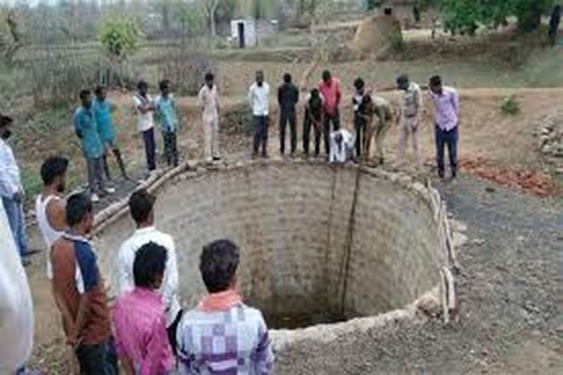 प्रेमी ने दोस्तों के साथ मिल कर प्रेमिका को कुएं में धकेला
