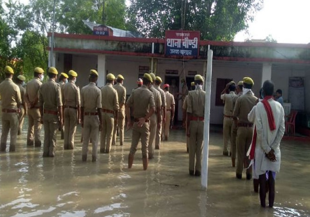 जयहिंद : बहराइच में बाढ़ के पानी में पुलिस कर्मियों ने ध्वजारोहण किया और गाया राष्ट्रगान