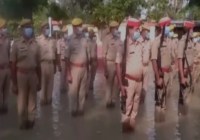 बाढ़ के पानी में खड़े होकर पुलिस कर्मियों ने किया ध्वजारोपण
