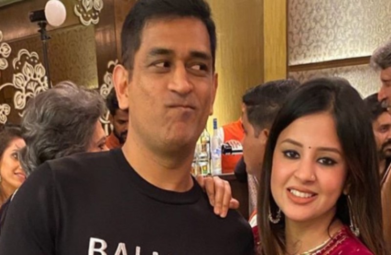 जब साक्षी ने धोनी को होटल में 'छेड़ा' था, स्वीटी कहकर बुलाया तो शर्मा गए थे माही, वीडियो हुआ था वायरल