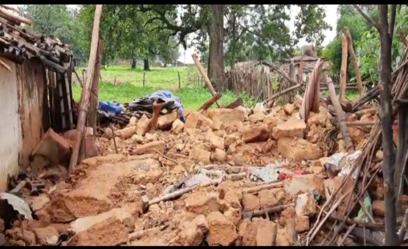 Breaking News: बारिश में घर ढहने से पति-पत्नी की दबकर दर्दनाक मौत, नींद में थे दोनों, 9 बकरियों की भी गई जान- See Video
